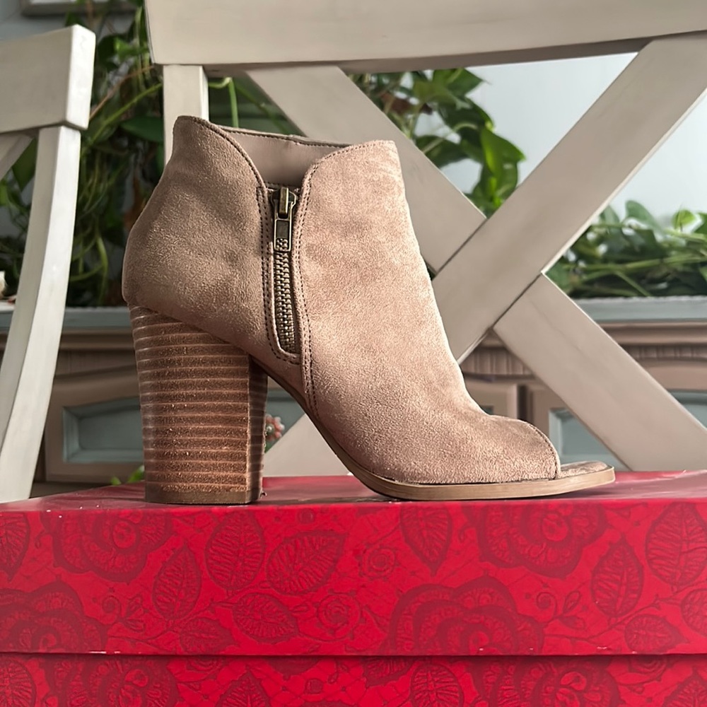 Light brown/tan open toed heeled booties🤎by CARLOS by Carlos Santana